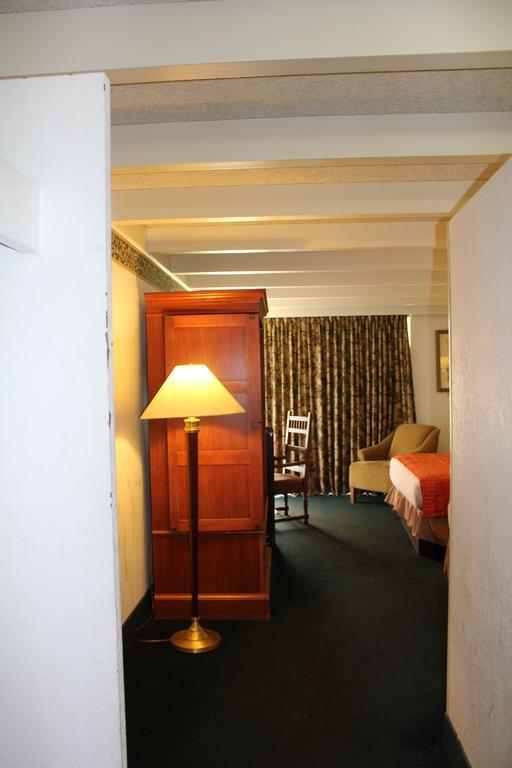 Rodeway Inn & Suites Rockford Esterno foto